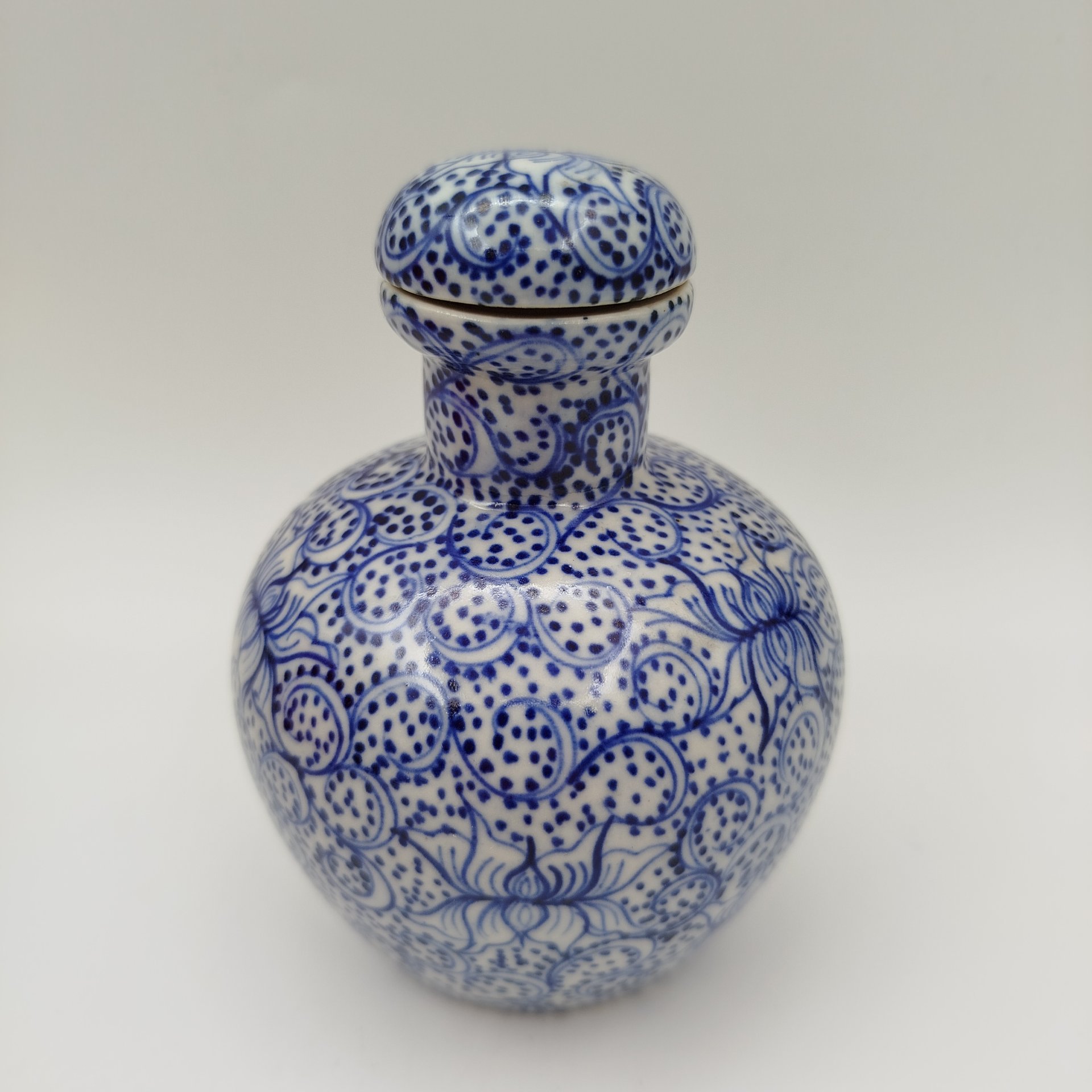 Флакон, декорированный растительным орнаментом в бело-голубой гамме