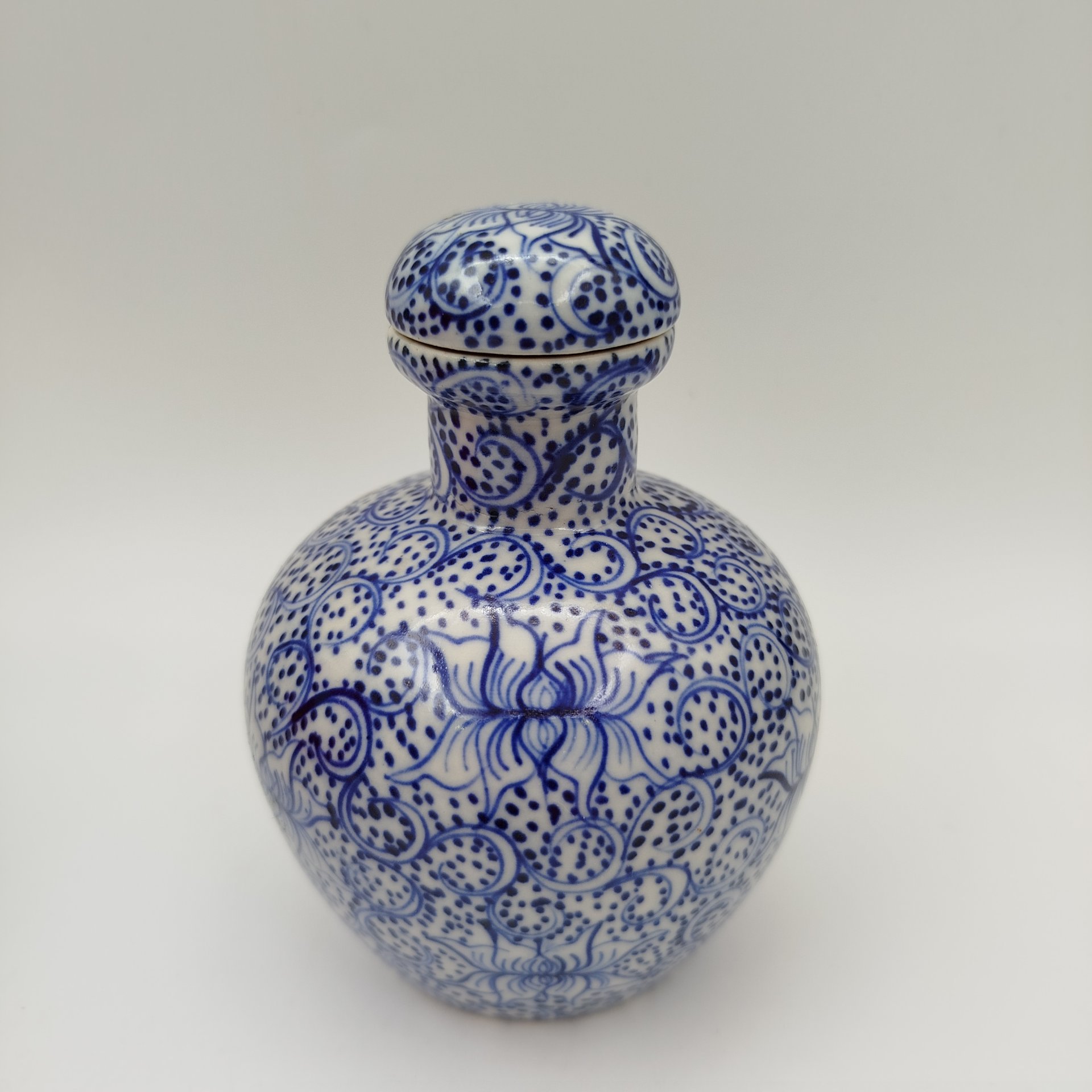 Флакон, декорированный растительным орнаментом в бело-голубой гамме