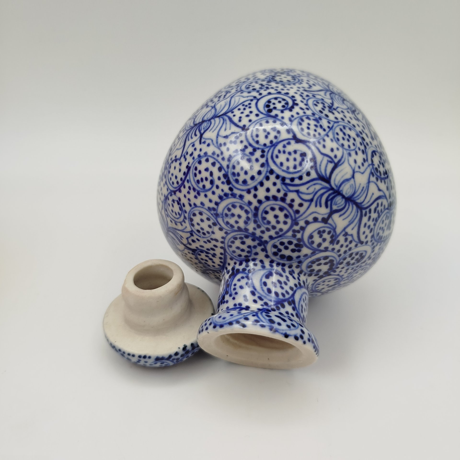 Флакон, декорированный растительным орнаментом в бело-голубой гамме