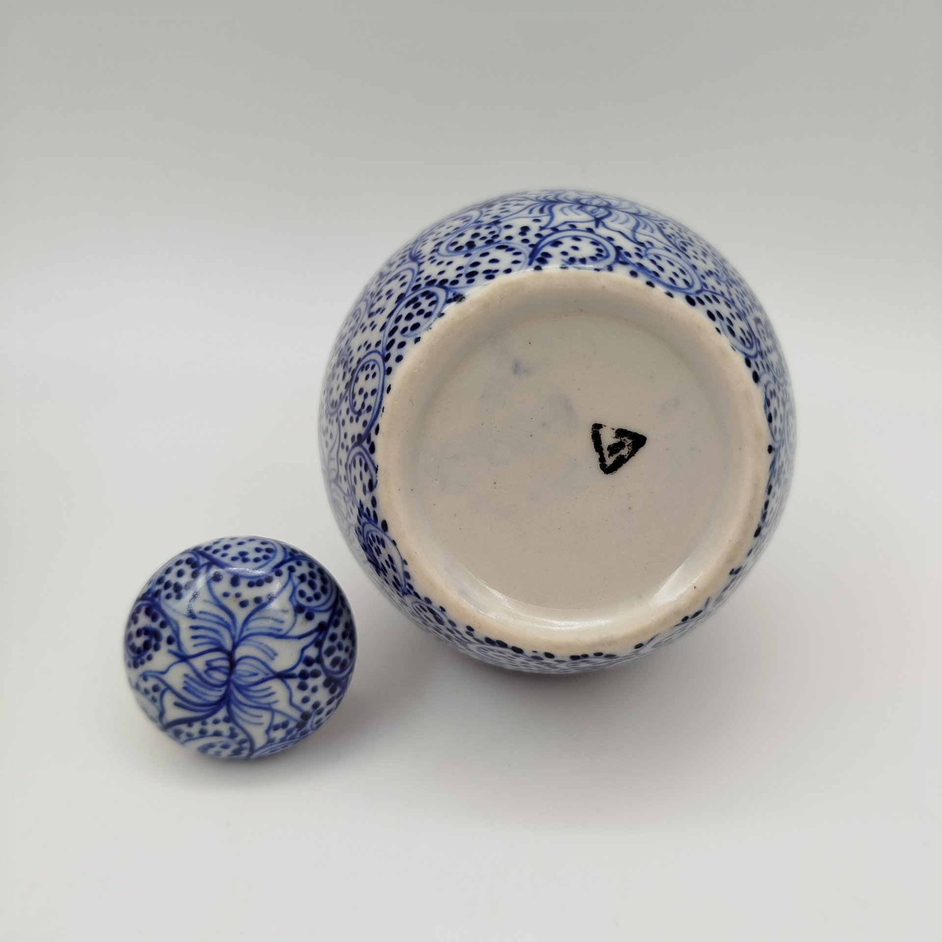 Флакон, декорированный растительным орнаментом в бело-голубой гамме