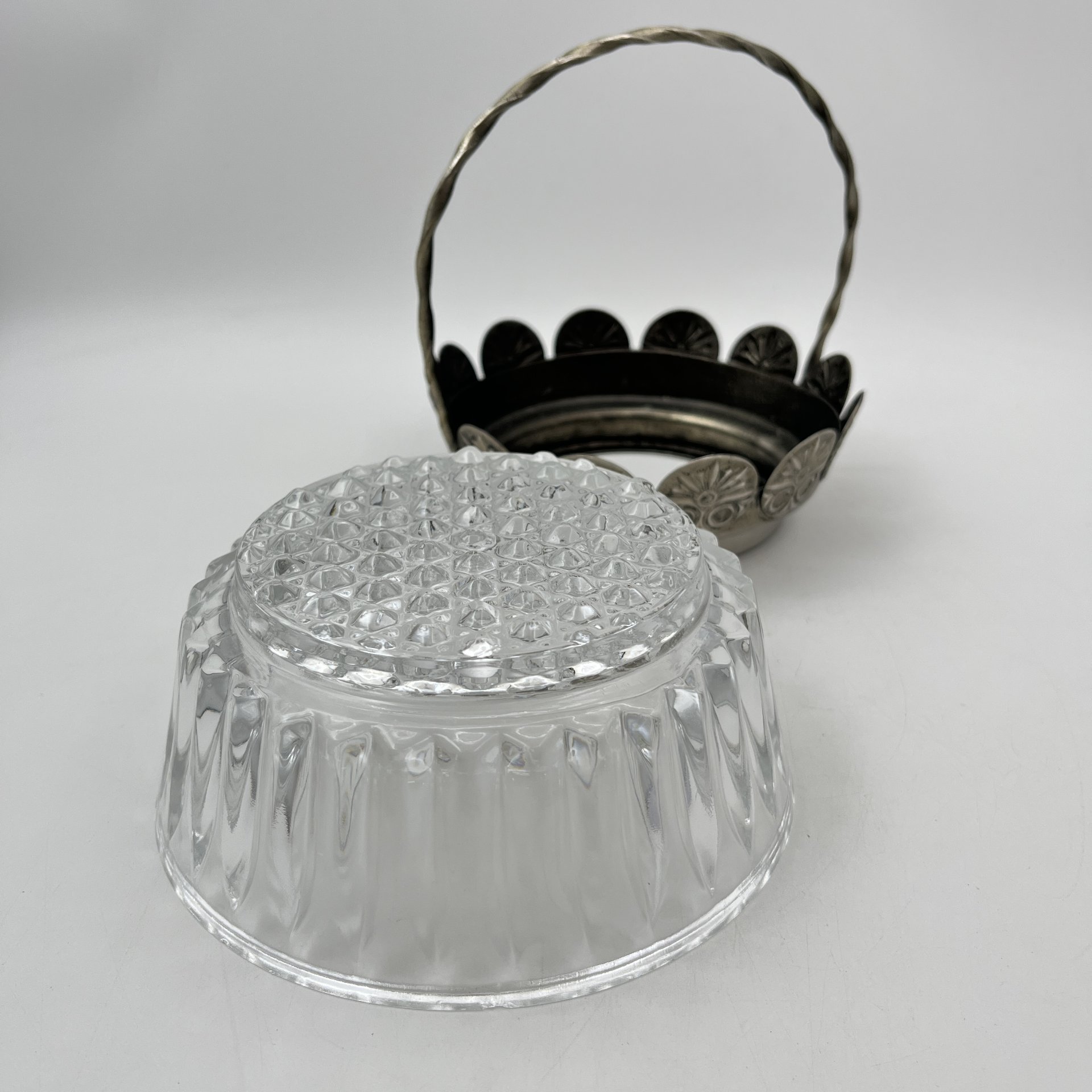 Конфетница с витой ручкой, стекло, металл, СССР, 1960-1990 гг.