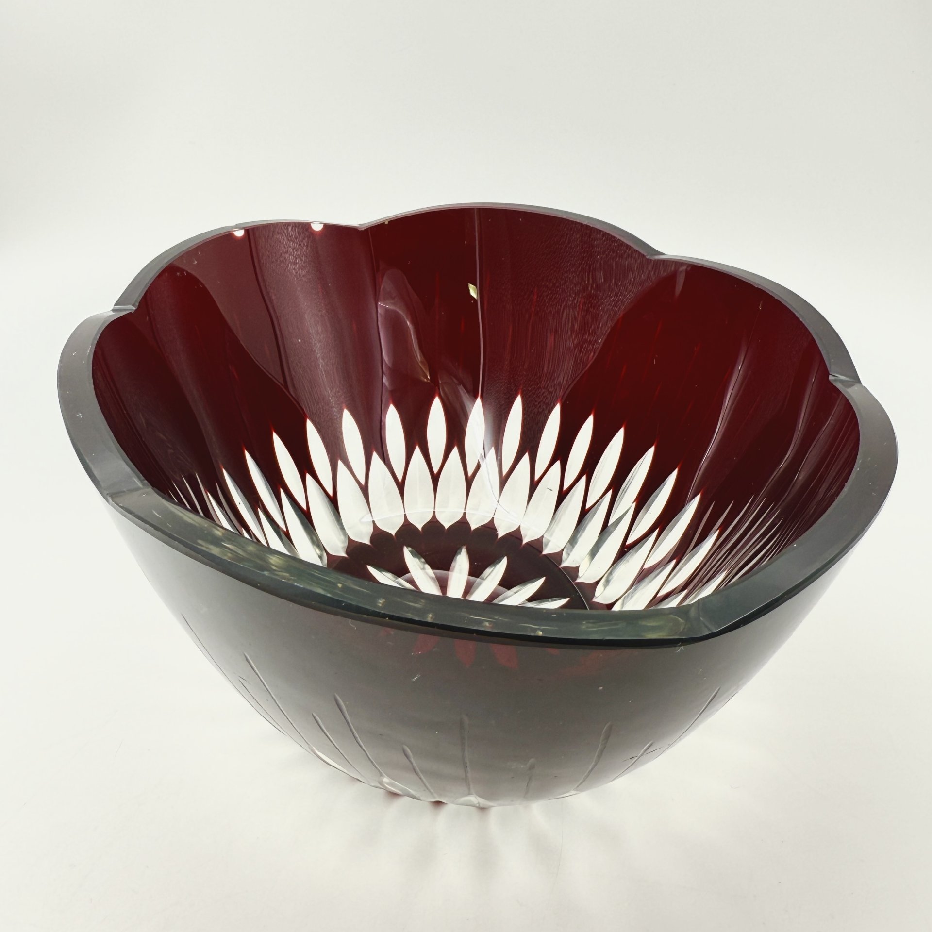 Ваза (конфетница) марганцевого цвета с рельефным декором, хрусталь, алмазная грань