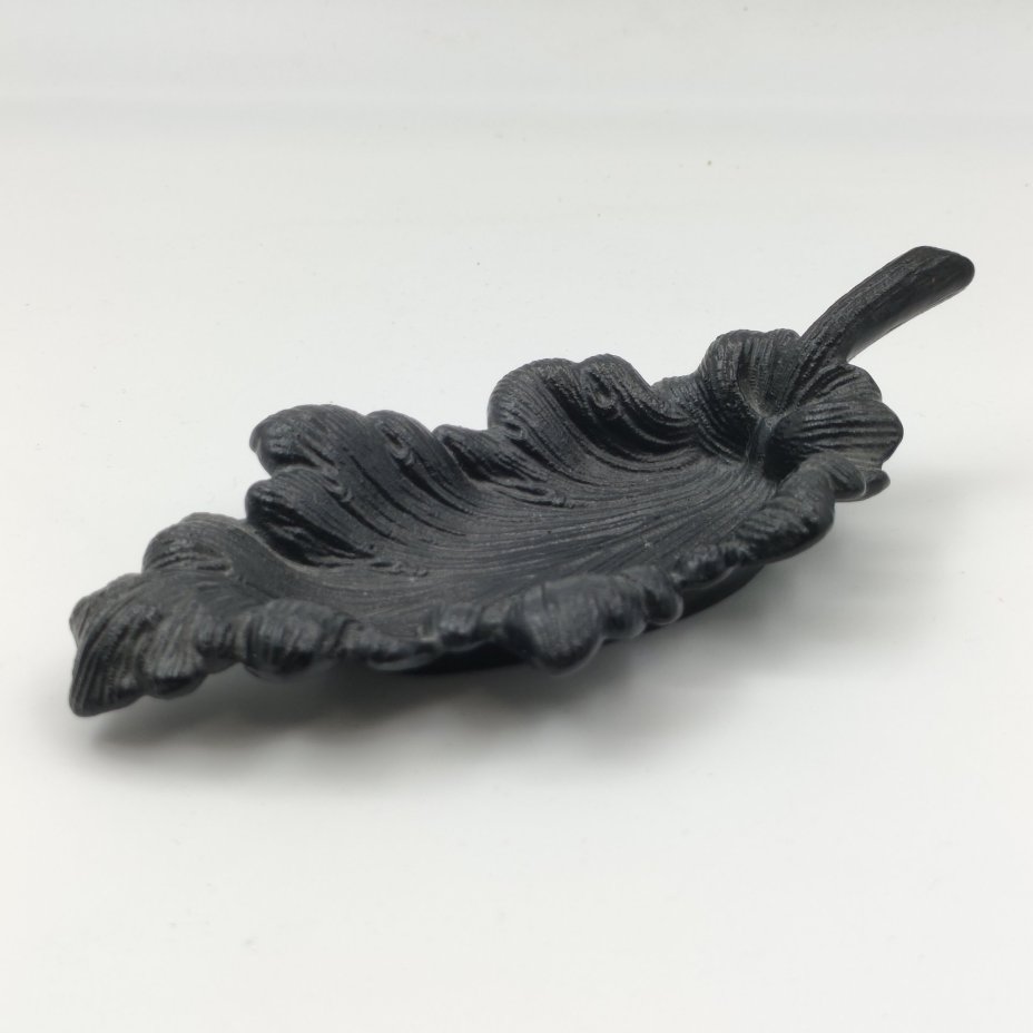 Пепельница "Дубовый лист", чугун, крашение, Каслинский чугунолитейный завод (Касли), СССР, 1970-1990 гг.