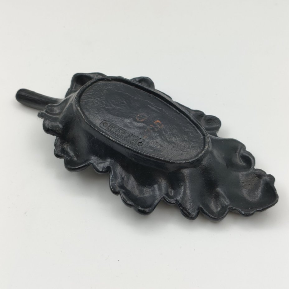 Пепельница "Дубовый лист", чугун, крашение, Каслинский чугунолитейный завод (Касли), СССР, 1970-1990 гг.