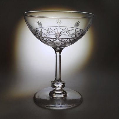Креманка с резным декором и с изящной граненой ножкой, хрусталь, Западная Европа, 1900-1940 гг.