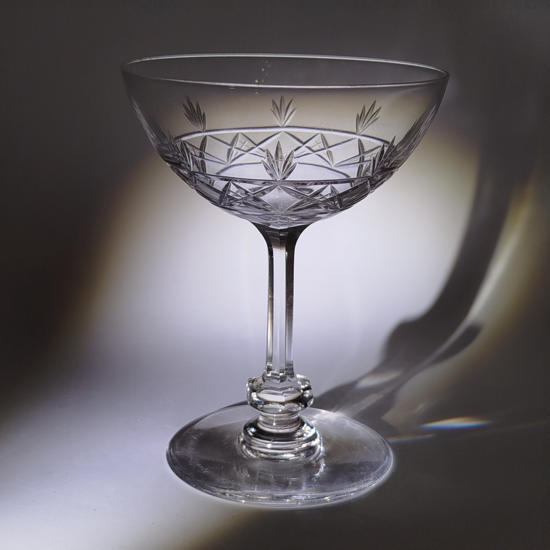 Креманка с резным декором и с изящной граненой ножкой, хрусталь, Западная Европа, 1900-1940 гг.