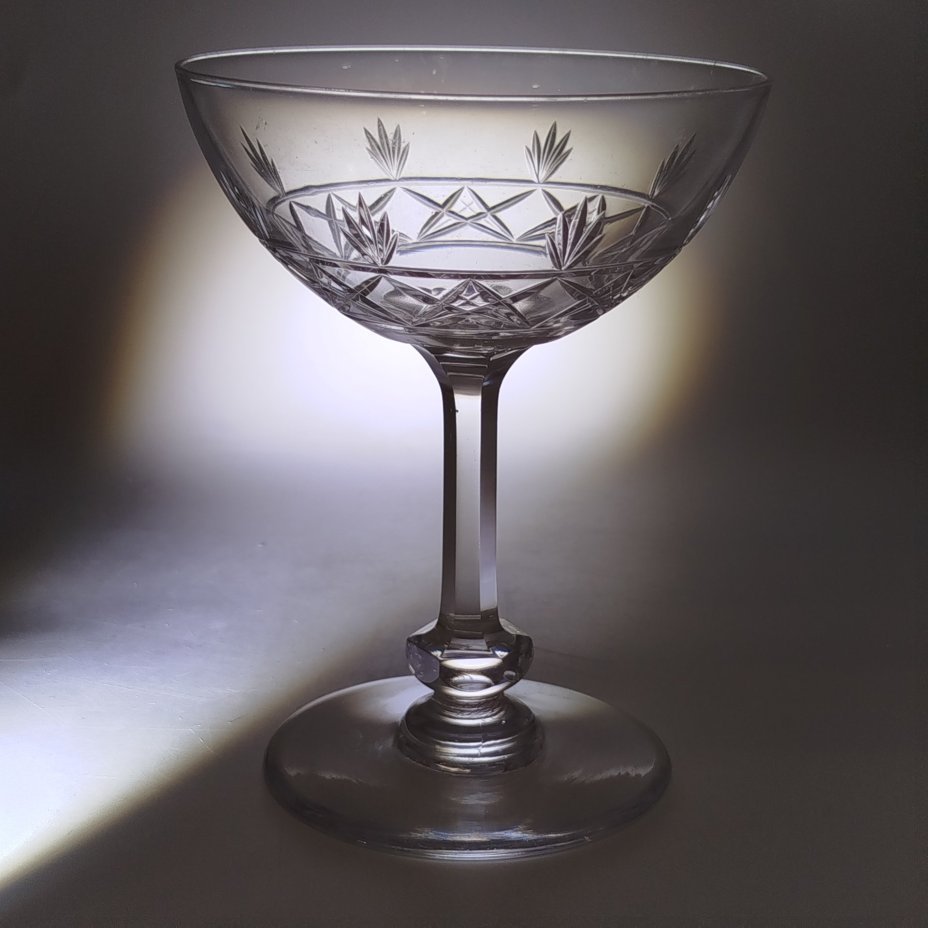 Креманка с резным декором и с изящной граненой ножкой