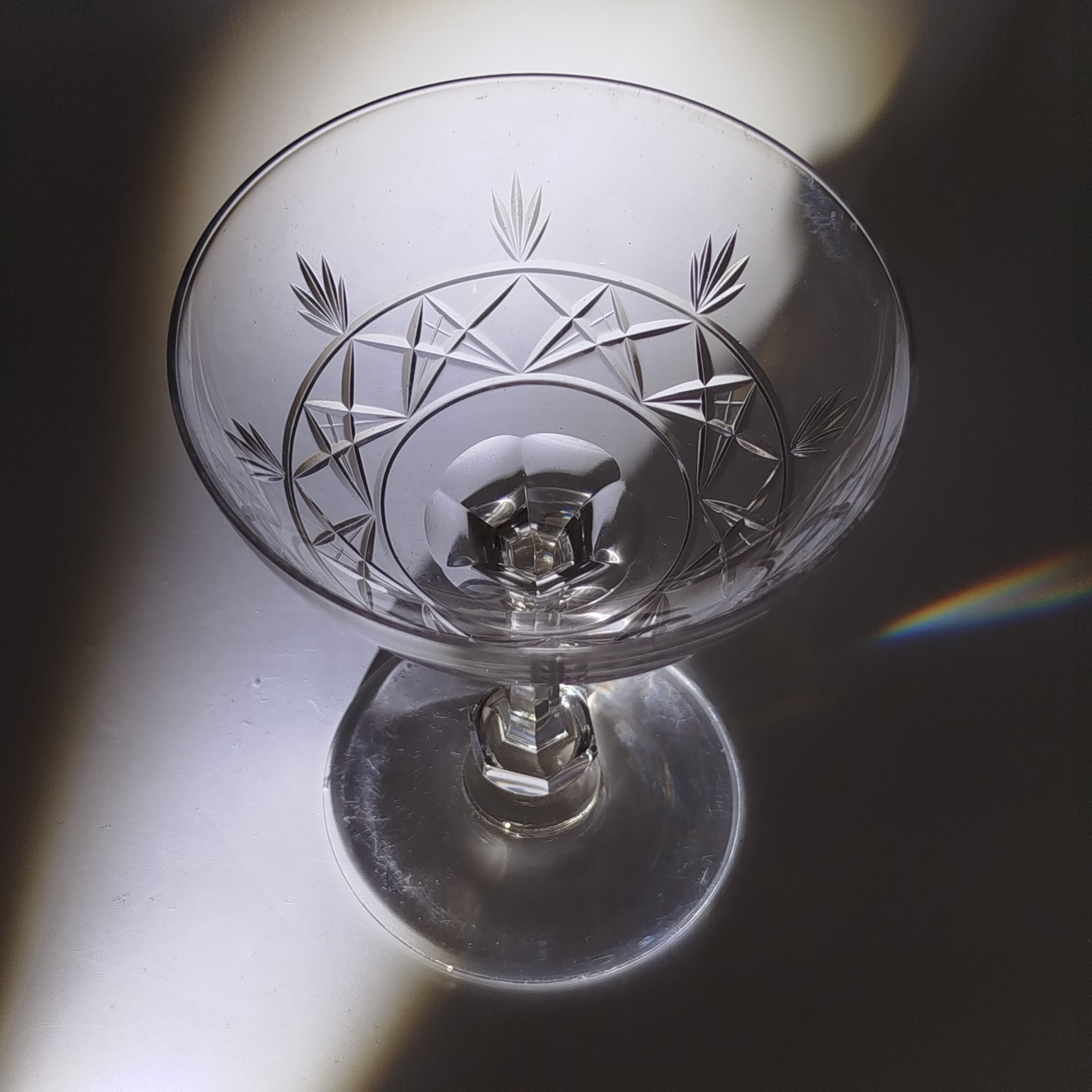 Креманка с резным декором и с изящной граненой ножкой, хрусталь, Западная Европа, 1900-1940 гг.