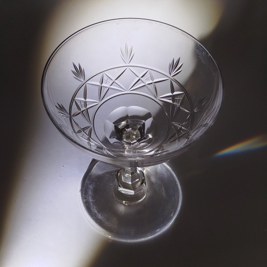 Креманка с резным декором и с изящной граненой ножкой