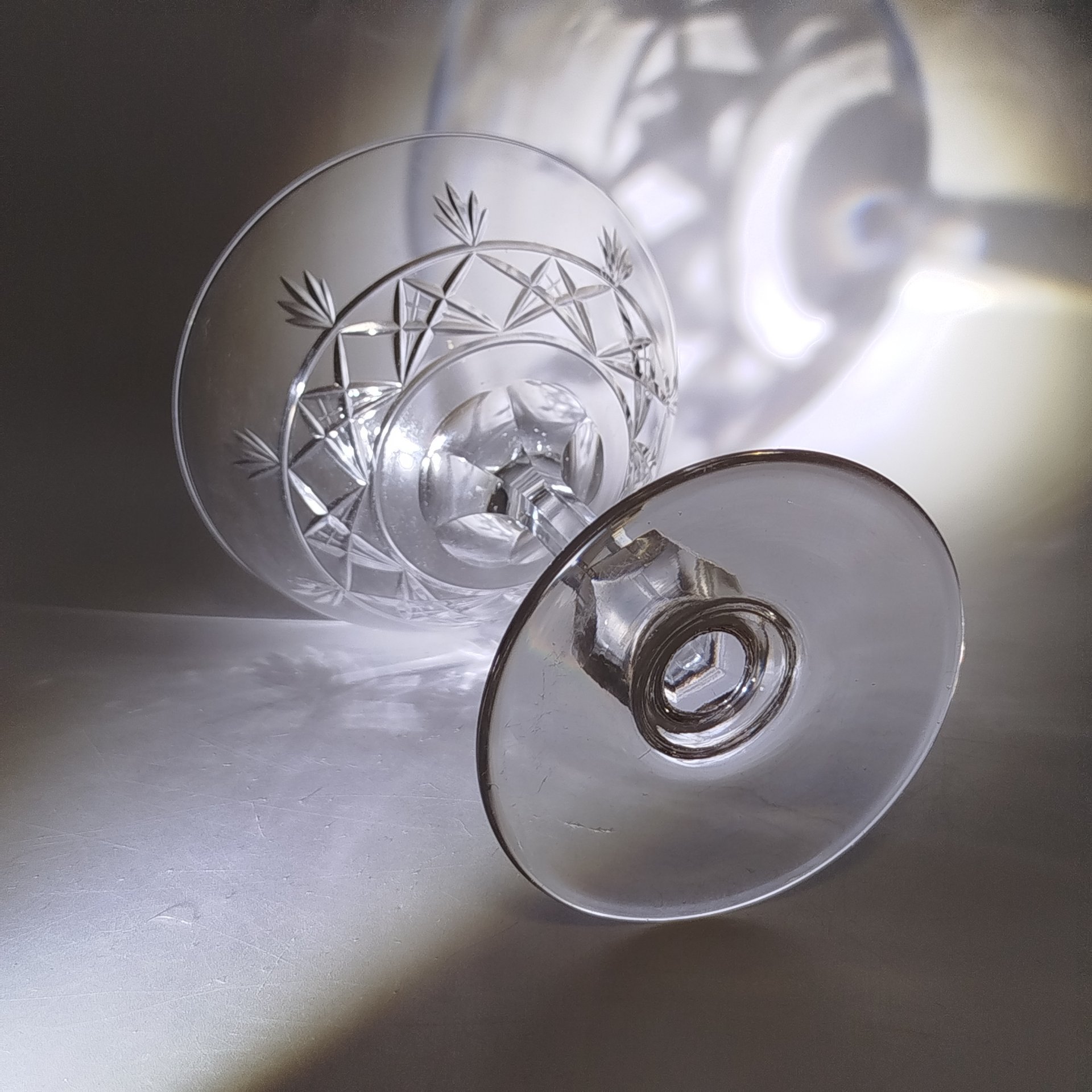 Креманка с резным декором и с изящной граненой ножкой, хрусталь, Западная Европа, 1900-1940 гг.