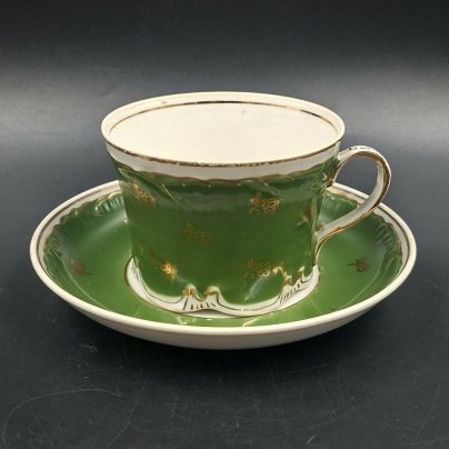 Пара чайная зеленого цвета с декором в виде розочек, фарфор, крытье, золочение, Дмитровский фарфоровый завод (ДФЗ Вербилки), СССР, 1954-1965 гг.