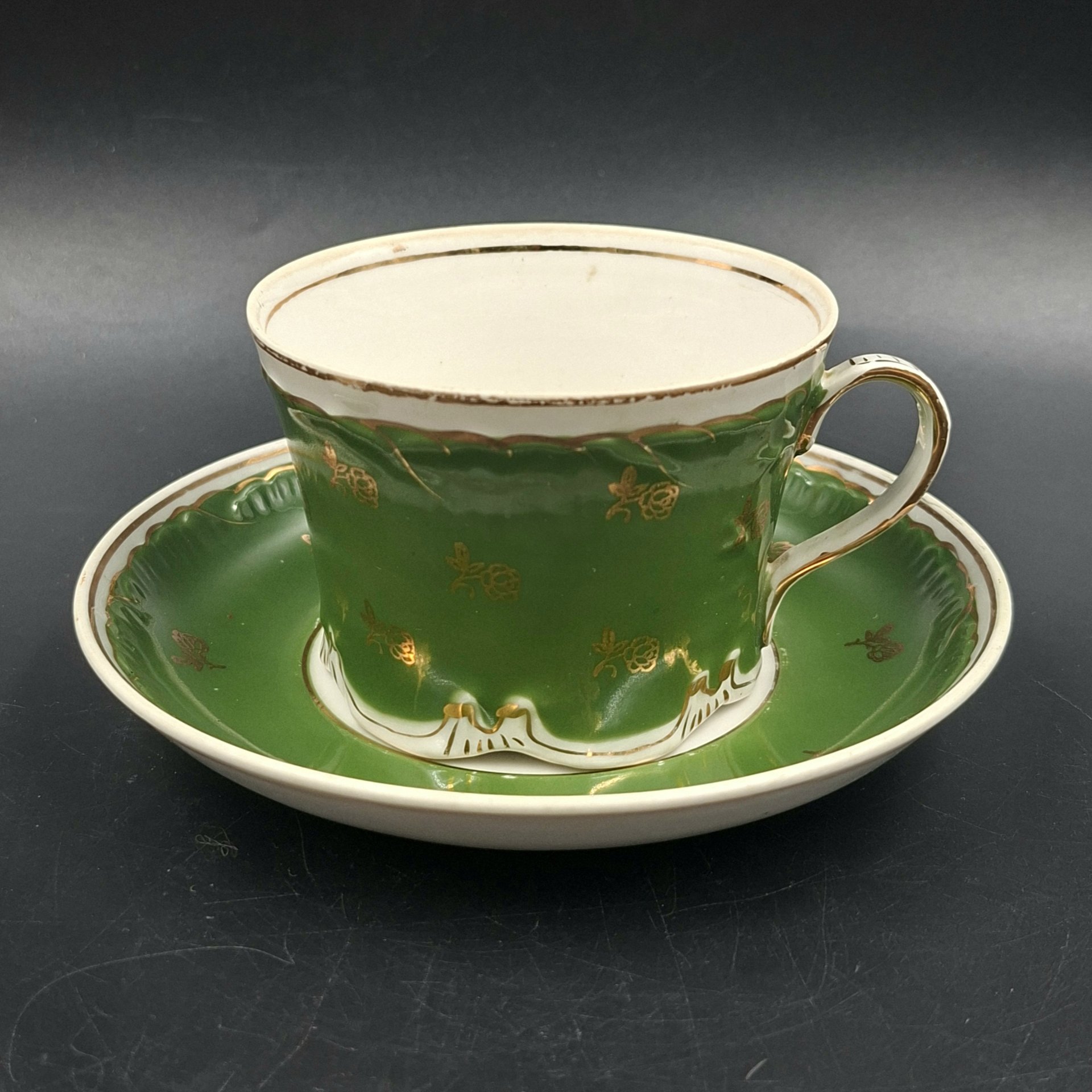 Пара чайная зеленого цвета с декором в виде розочек, фарфор, крытье, золочение, Дмитровский фарфоровый завод (ДФЗ Вербилки), СССР, 1954-1965 гг.