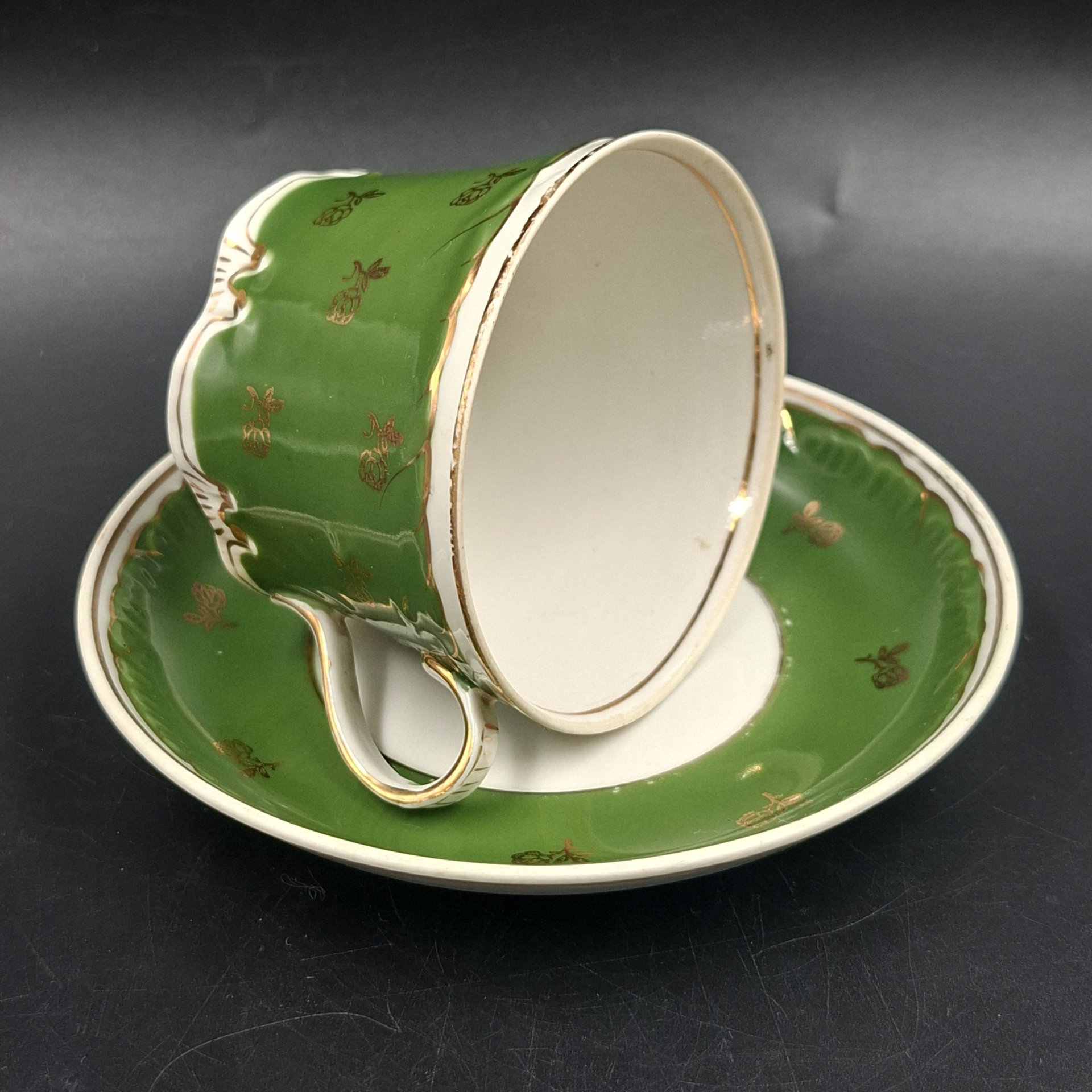 Пара чайная зеленого цвета с декором в виде розочек, фарфор, крытье, золочение, Дмитровский фарфоровый завод (ДФЗ Вербилки), СССР, 1954-1965 гг.