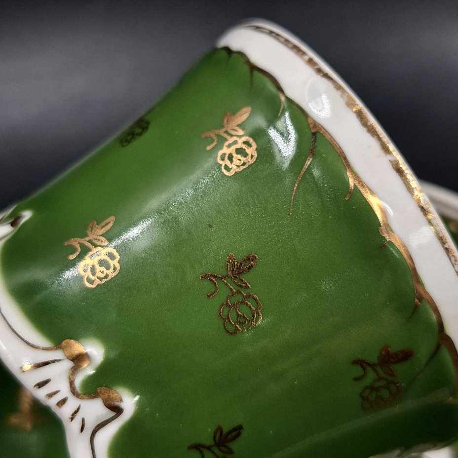 Пара чайная зеленого цвета с декором в виде розочек, фарфор, крытье, золочение, Дмитровский фарфоровый завод (ДФЗ Вербилки), СССР, 1954-1965 гг.