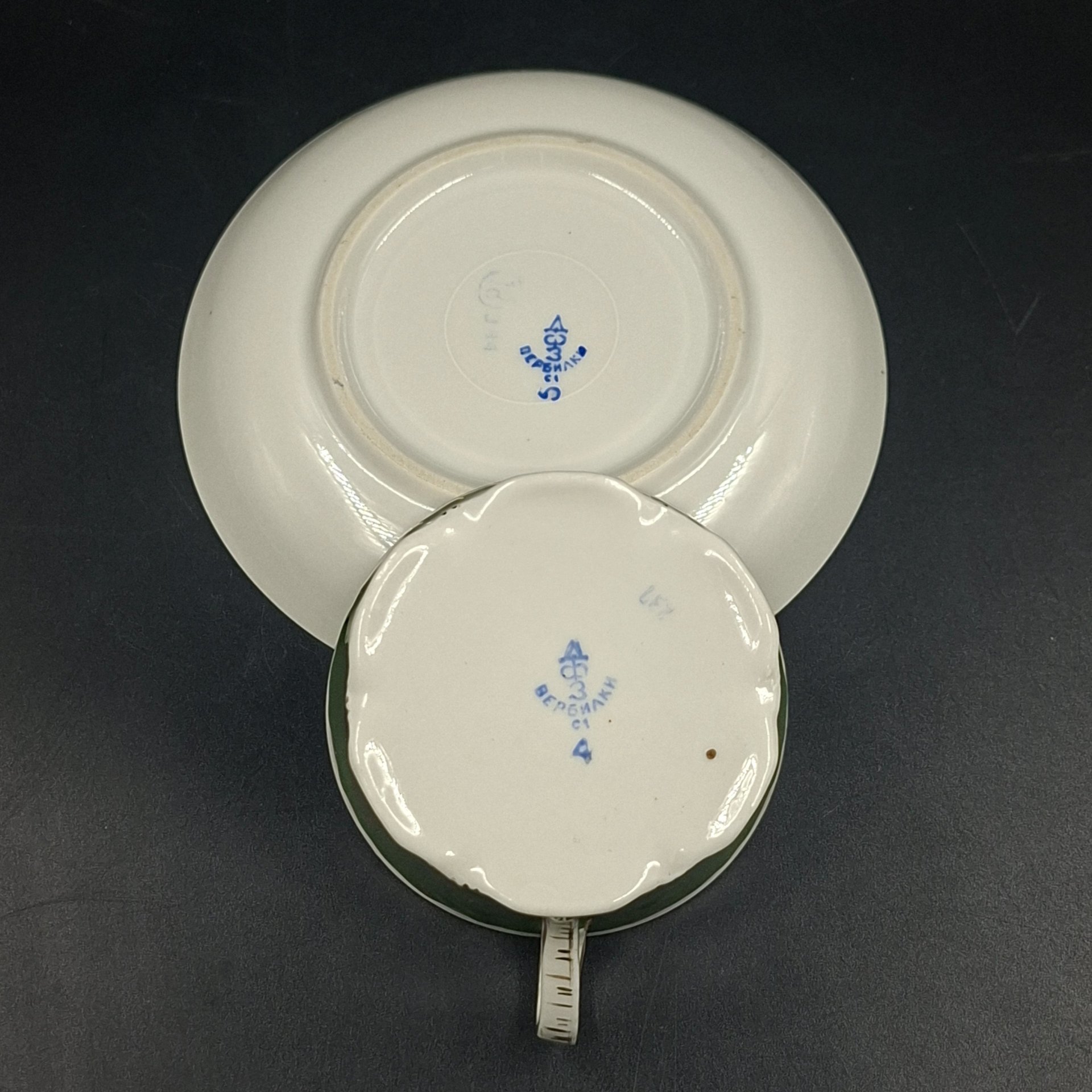 Пара чайная зеленого цвета с декором в виде розочек, фарфор, крытье, золочение, Дмитровский фарфоровый завод (ДФЗ Вербилки), СССР, 1954-1965 гг.