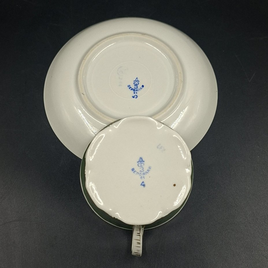 Пара чайная зеленого цвета с декором в виде розочек, фарфор, крытье, золочение, Дмитровский фарфоровый завод (ДФЗ Вербилки), СССР, 1954-1965 гг.