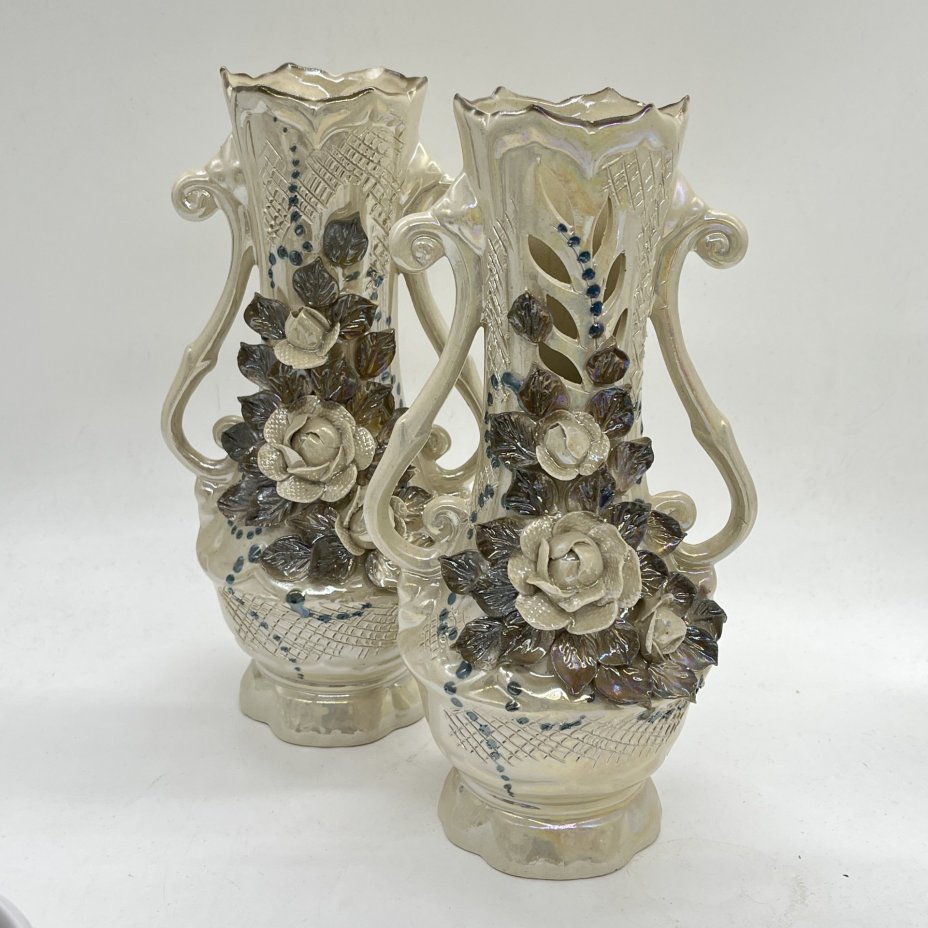 Пара ваз с лепным цветочным декором, керамика, люстр, Кисловодская фабрика сувениров, Россия, 1990-2010 гг.