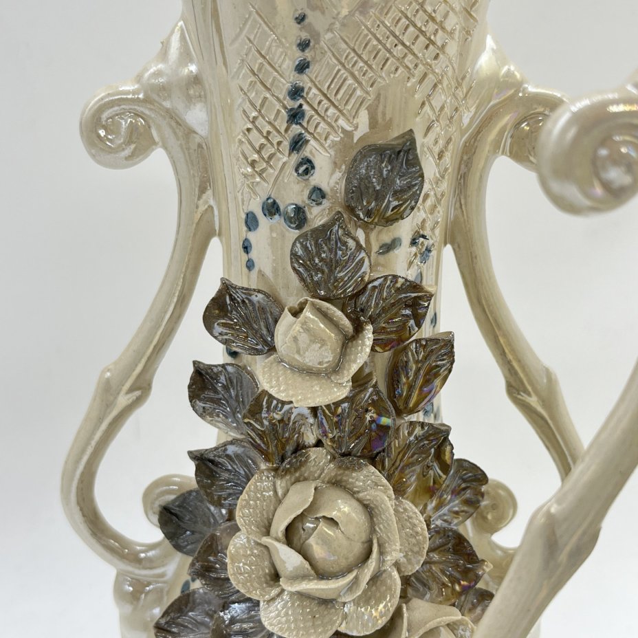 Пара ваз с лепным цветочным декором