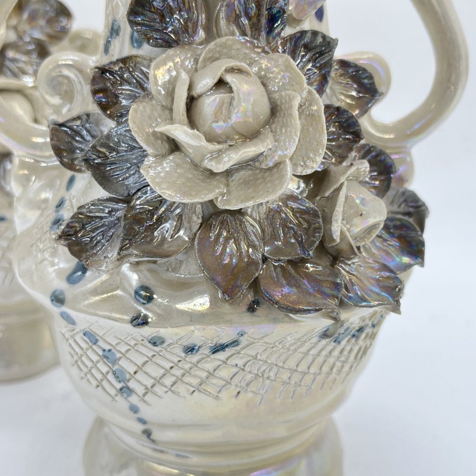 Пара ваз с лепным цветочным декором