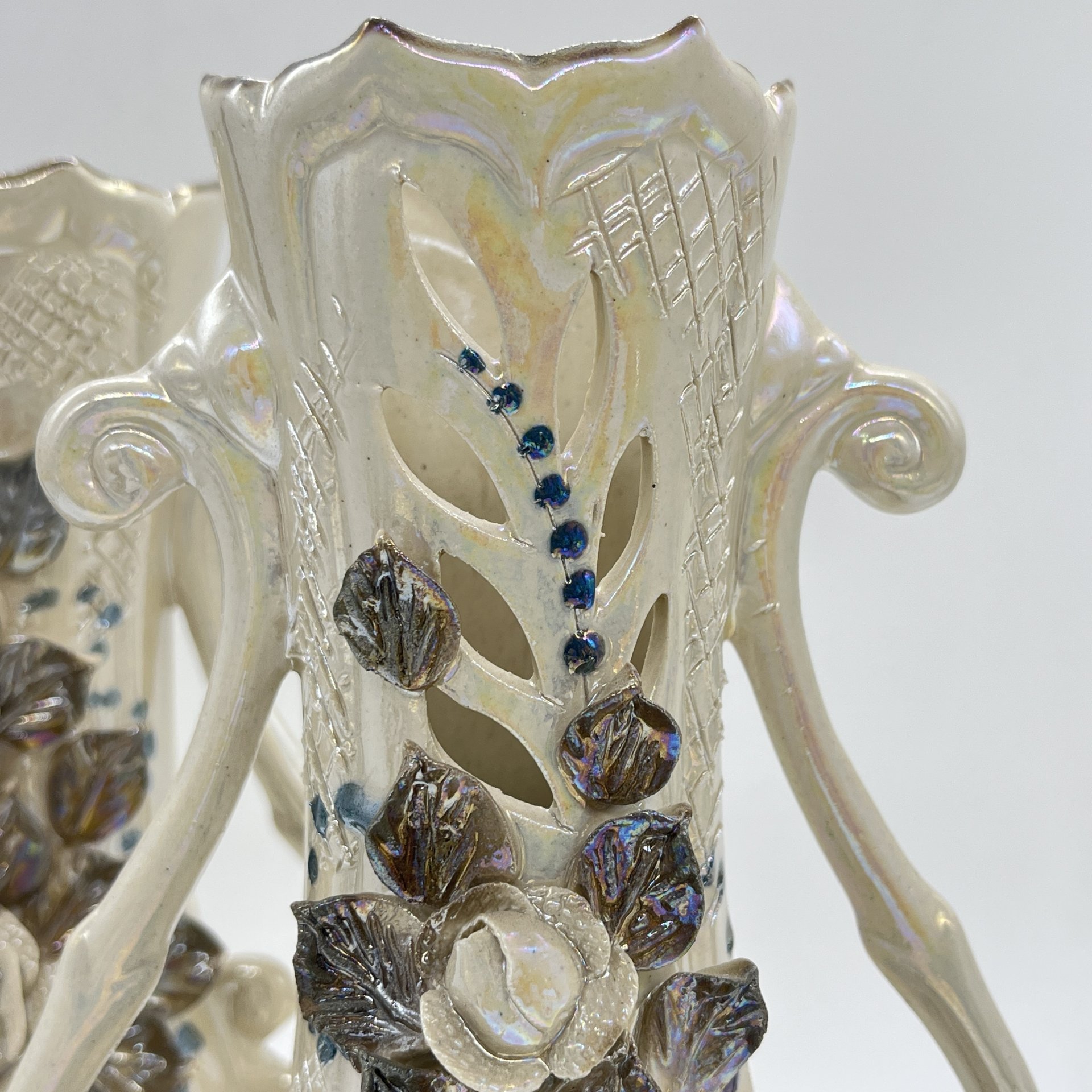 Пара ваз с лепным цветочным декором, керамика, люстр, Кисловодская фабрика сувениров, Россия, 1990-2010 гг.