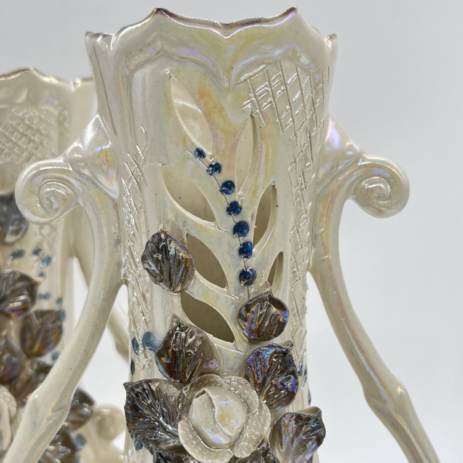 Пара ваз с лепным цветочным декором