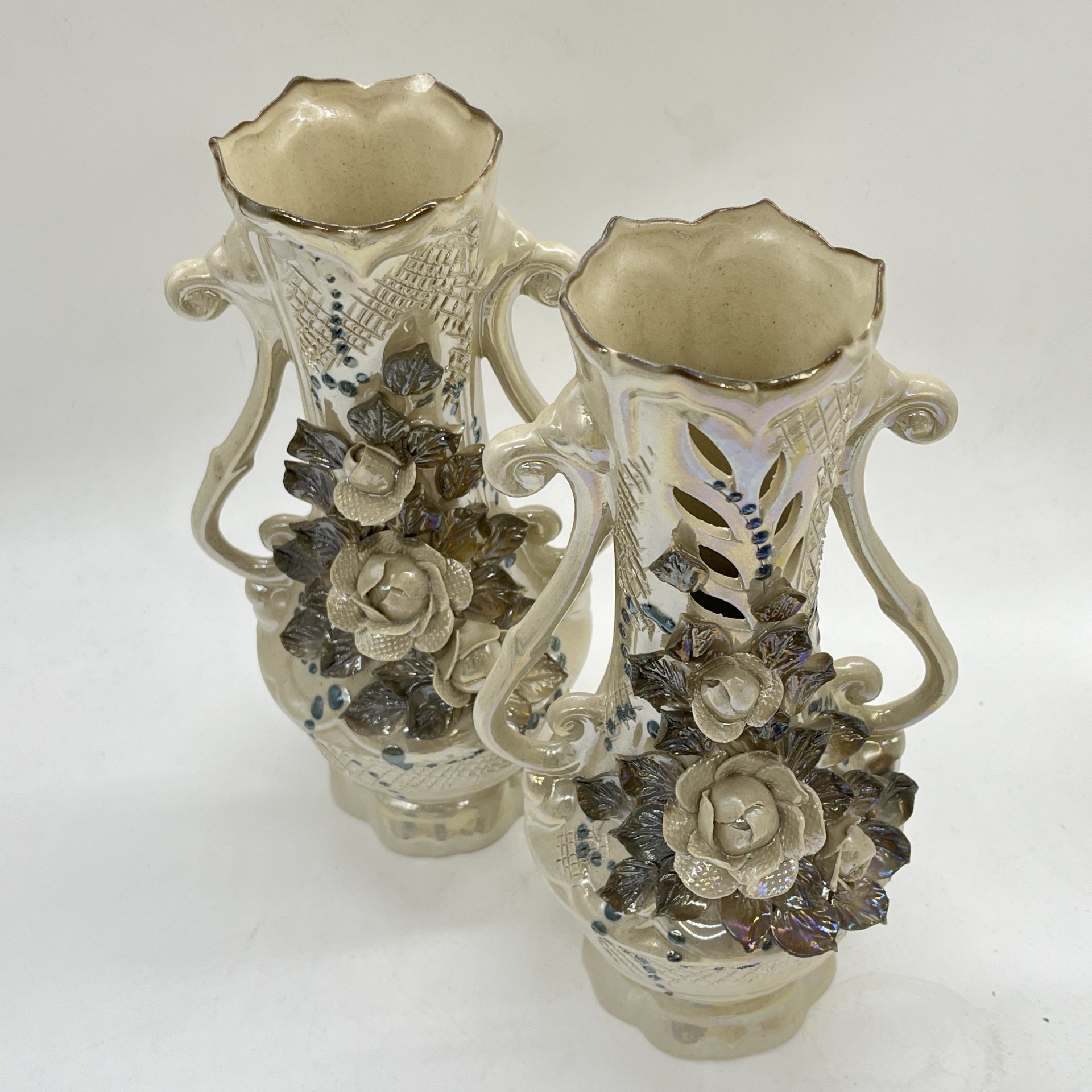 Пара ваз с лепным цветочным декором, керамика, люстр, Кисловодская фабрика сувениров, Россия, 1990-2010 гг.