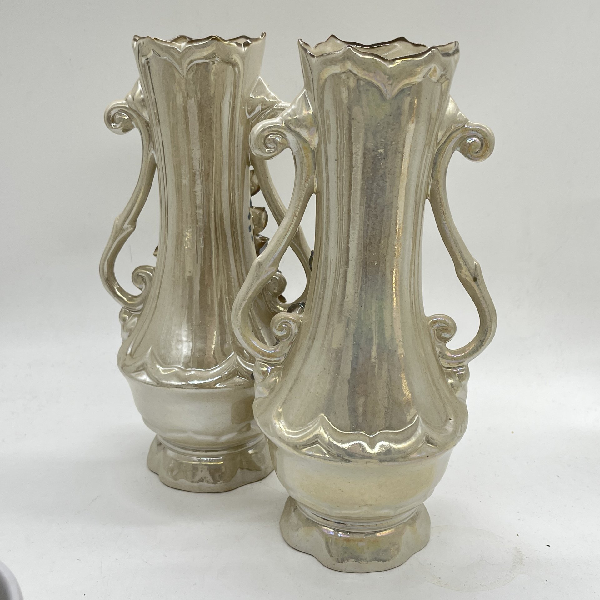 Пара ваз с лепным цветочным декором, керамика, люстр, Кисловодская фабрика сувениров, Россия, 1990-2010 гг.