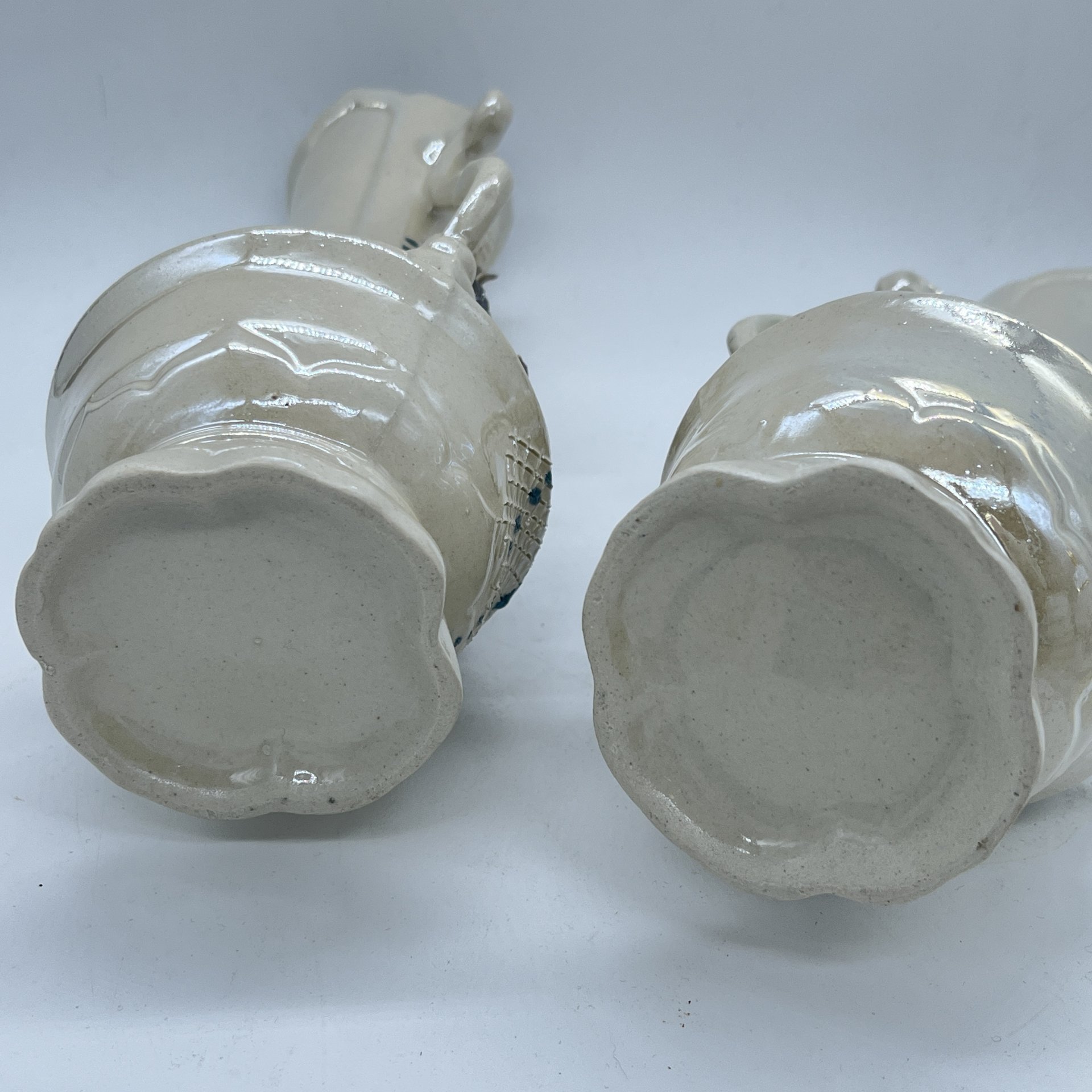 Пара ваз с лепным цветочным декором, керамика, люстр, Кисловодская фабрика сувениров, Россия, 1990-2010 гг.