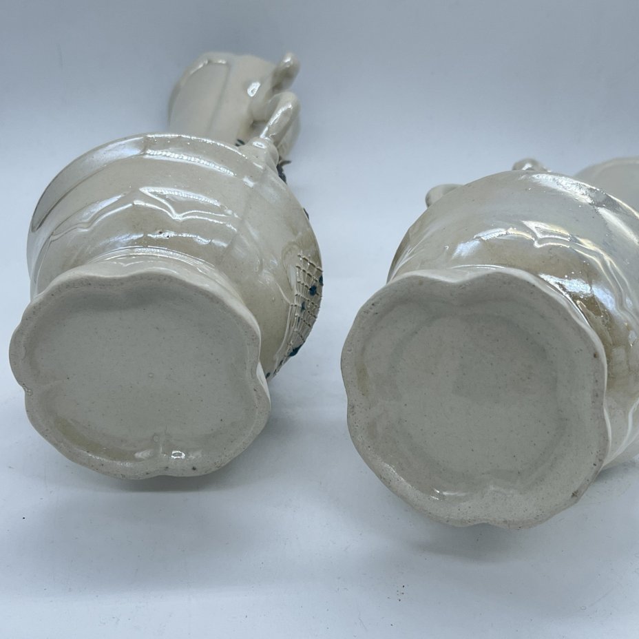 Пара ваз с лепным цветочным декором