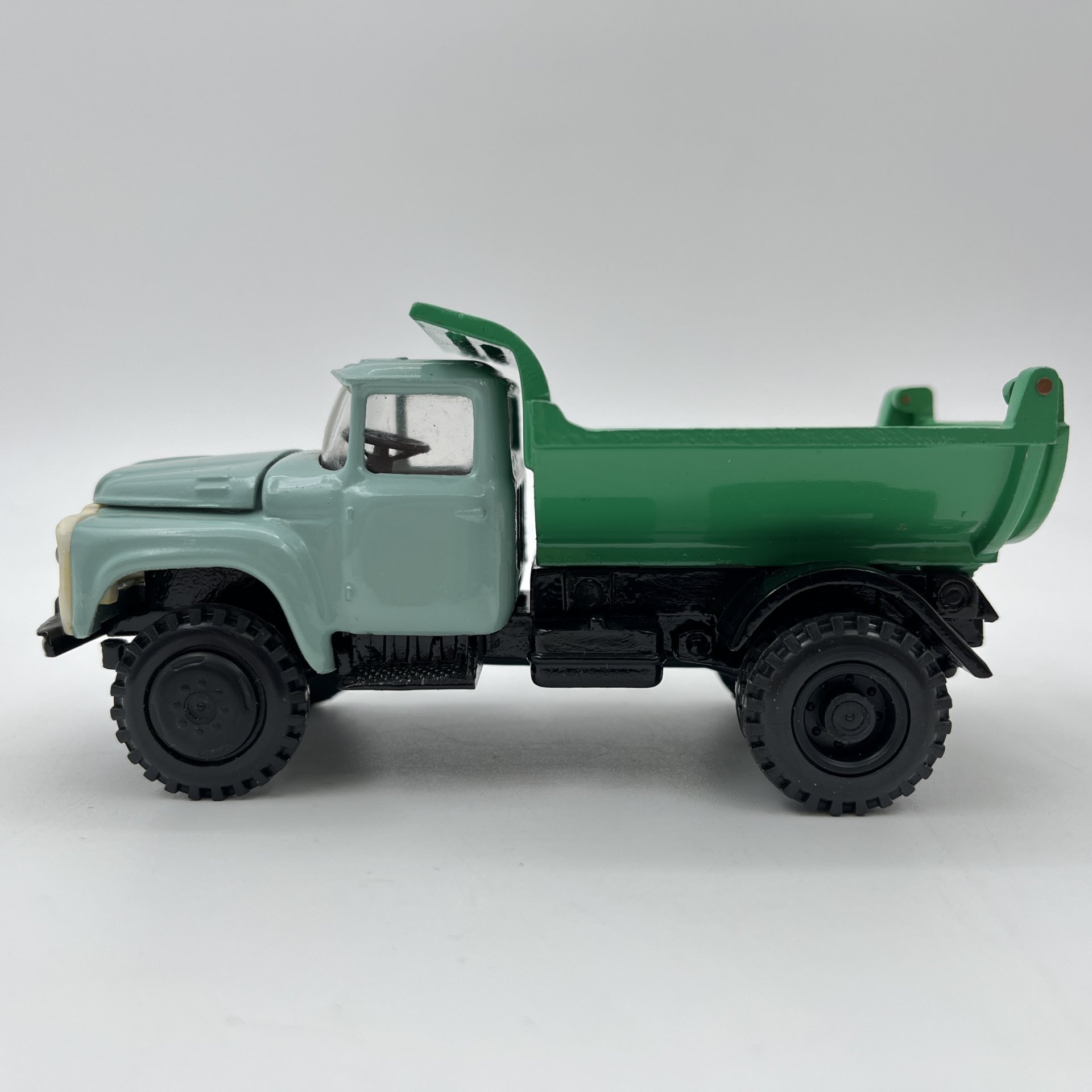 Модель автомобиля "ЗИЛ-ММЗ-555 Самосвал", масштаб 1:43, металл, пластик, СССР, 1980-1990 гг.