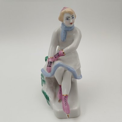 Статуэтка  "Конькобежка", автор О. Л. Жникруп, фарфор, роспись, золочение, Полонский завод художественной керамики (Полонное ЗХК), СССР, 1956-1972 гг.