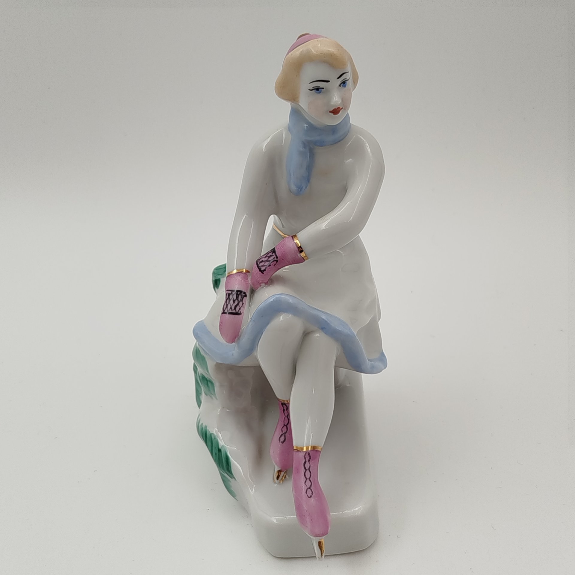 Статуэтка  "Конькобежка", автор О. Л. Жникруп, фарфор, роспись, золочение, Полонский завод художественной керамики (Полонное ЗХК), СССР, 1956-1972 гг.