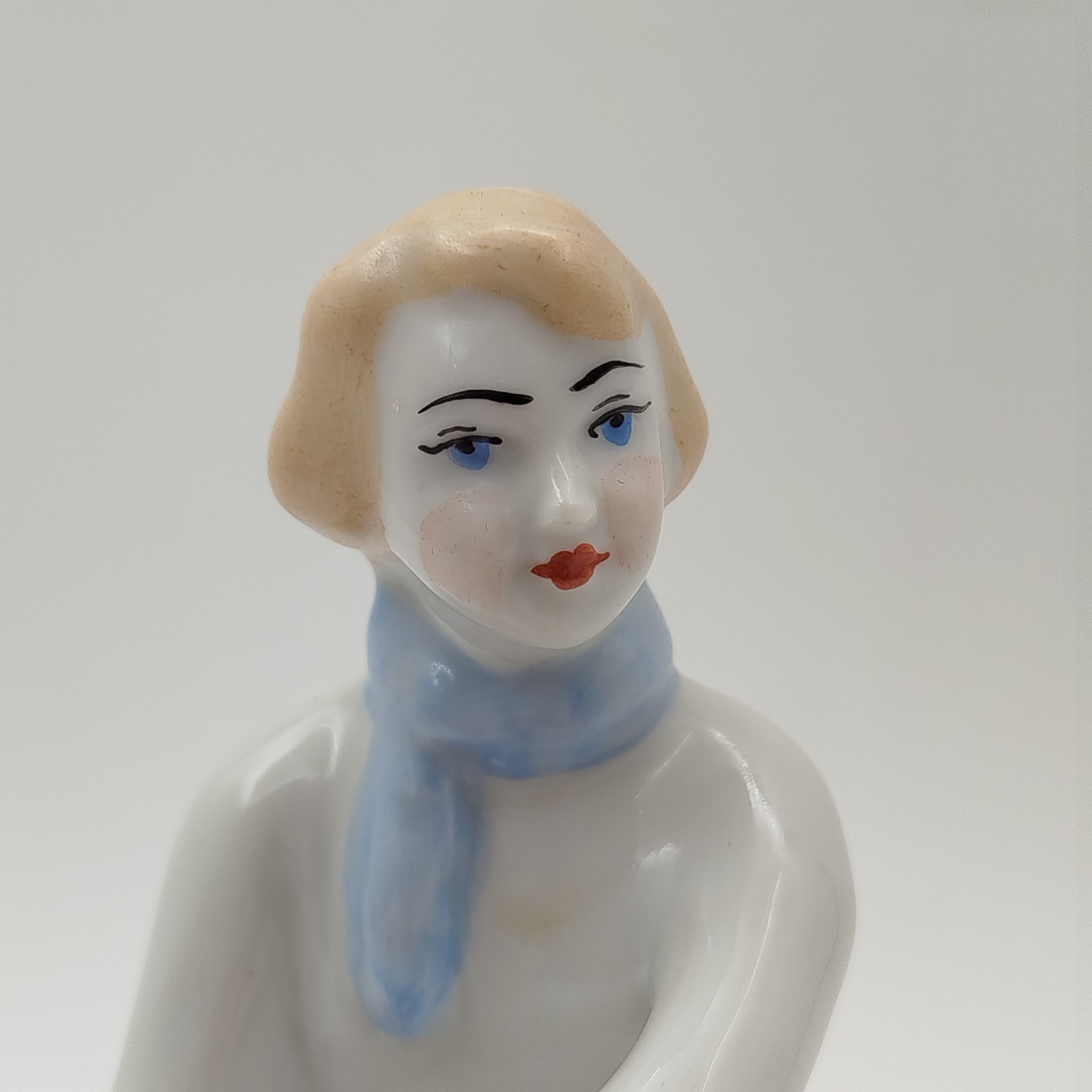 Статуэтка  "Конькобежка", автор О. Л. Жникруп, фарфор, роспись, золочение, Полонский завод художественной керамики (Полонное ЗХК), СССР, 1956-1972 гг.