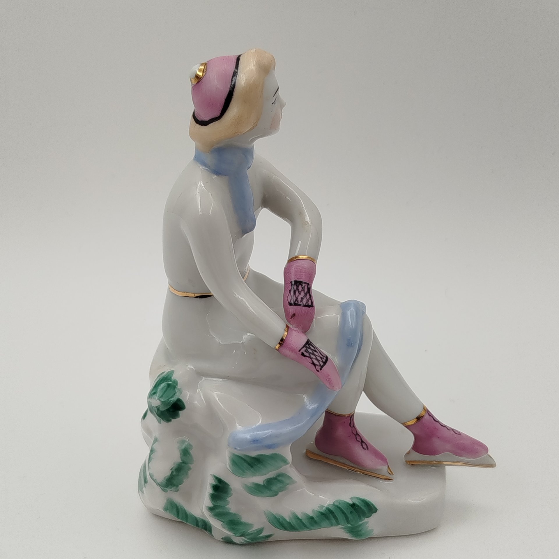 Статуэтка  "Конькобежка", автор О. Л. Жникруп, фарфор, роспись, золочение, Полонский завод художественной керамики (Полонное ЗХК), СССР, 1956-1972 гг.