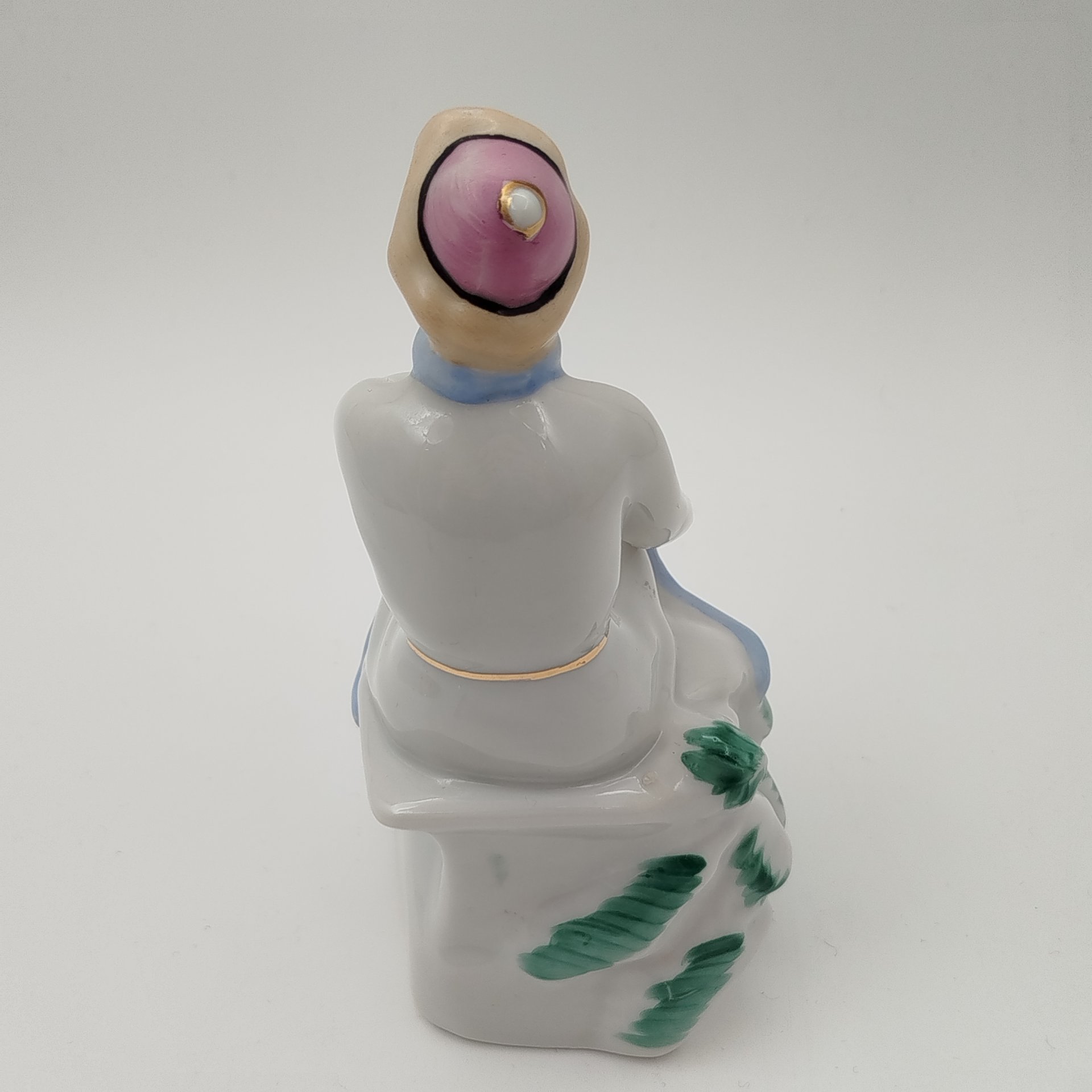 Статуэтка  "Конькобежка", автор О. Л. Жникруп, фарфор, роспись, золочение, Полонский завод художественной керамики (Полонное ЗХК), СССР, 1956-1972 гг.