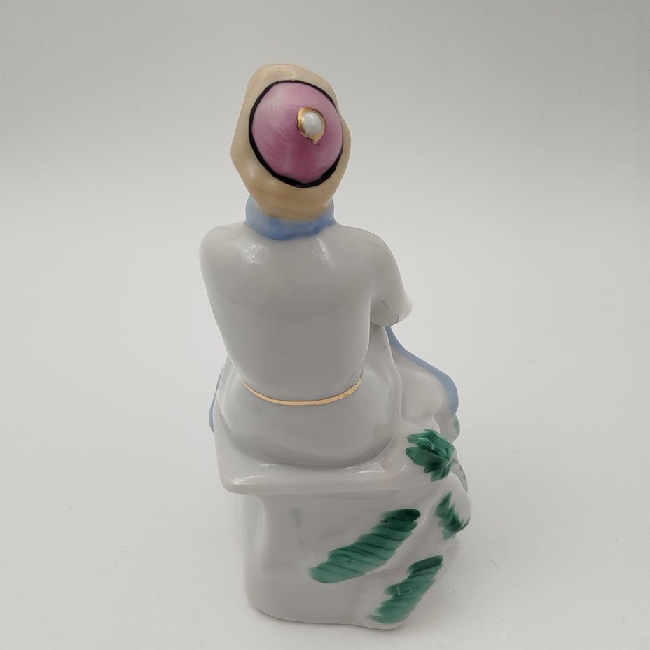 Статуэтка  "Конькобежка", автор О. Л. Жникруп, фарфор, роспись, золочение, Полонский завод художественной керамики (Полонное ЗХК), СССР, 1956-1972 гг.