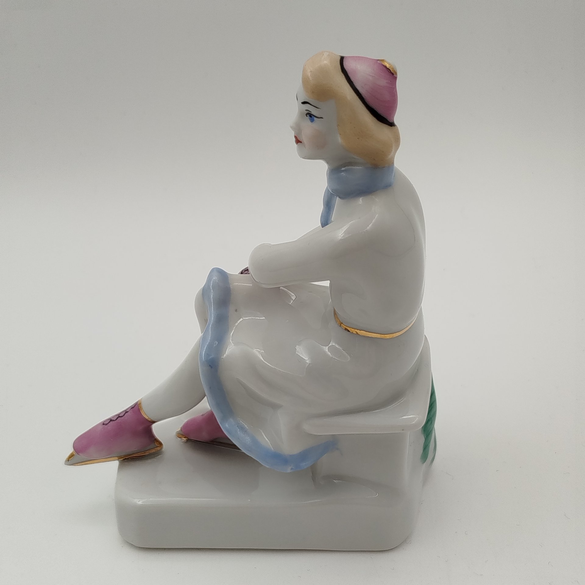 Статуэтка  "Конькобежка", автор О. Л. Жникруп, фарфор, роспись, золочение, Полонский завод художественной керамики (Полонное ЗХК), СССР, 1956-1972 гг.