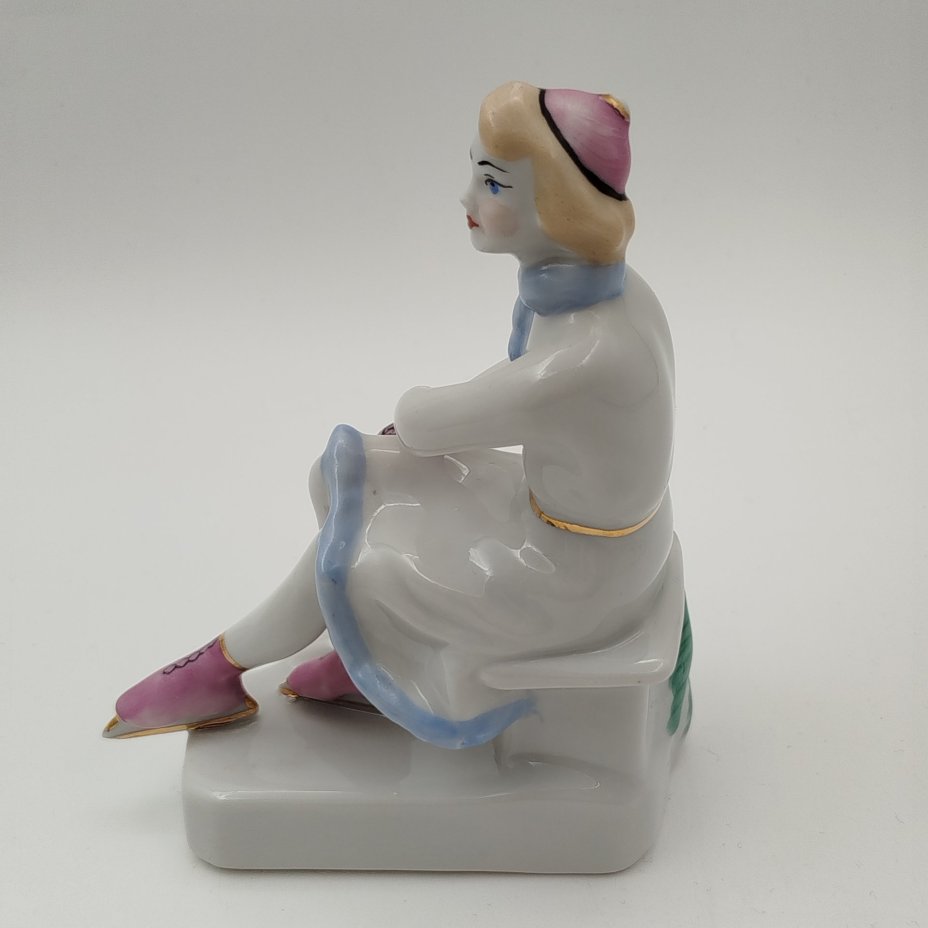 Статуэтка  "Конькобежка", автор О. Л. Жникруп, фарфор, роспись, золочение, Полонский завод художественной керамики (Полонное ЗХК), СССР, 1956-1972 гг.