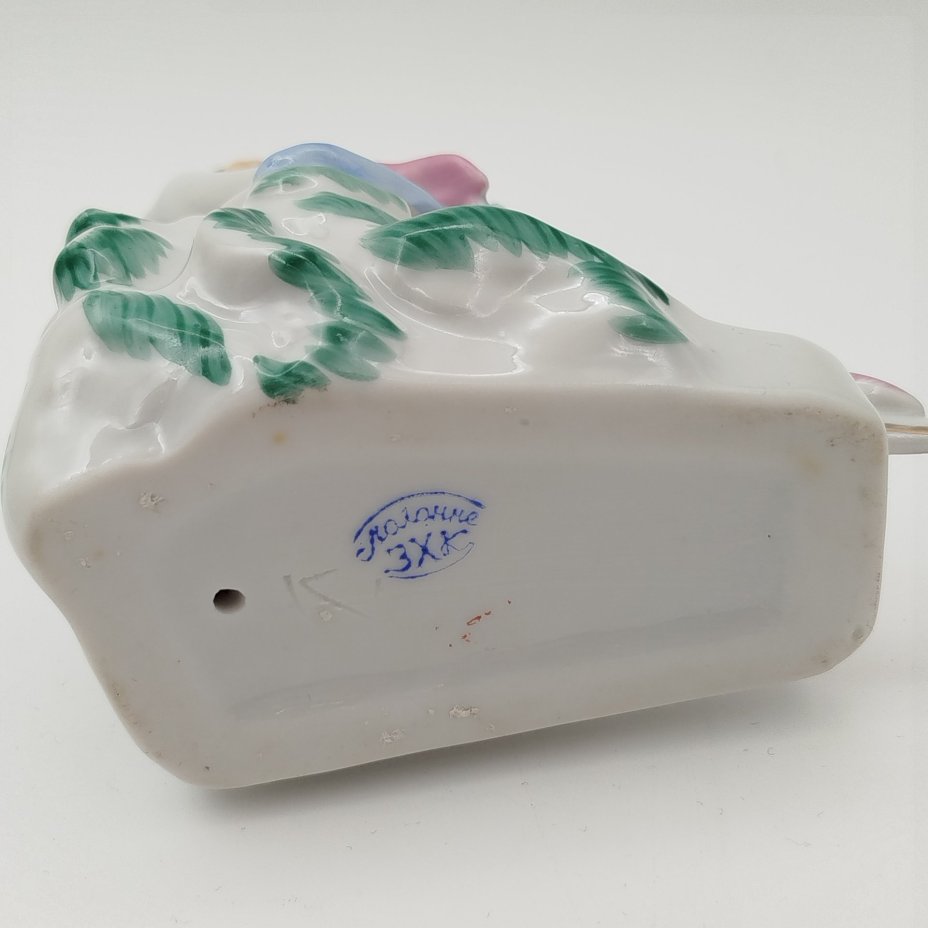 Статуэтка  "Конькобежка", автор О. Л. Жникруп, фарфор, роспись, золочение, Полонский завод художественной керамики (Полонное ЗХК), СССР, 1956-1972 гг.