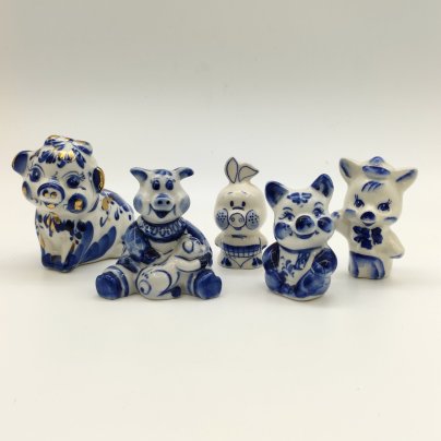 Набор из пяти статуэток "Хрюшки", Гжель, фарфор, роспись, золочение, Россия, 1980-2010 гг.