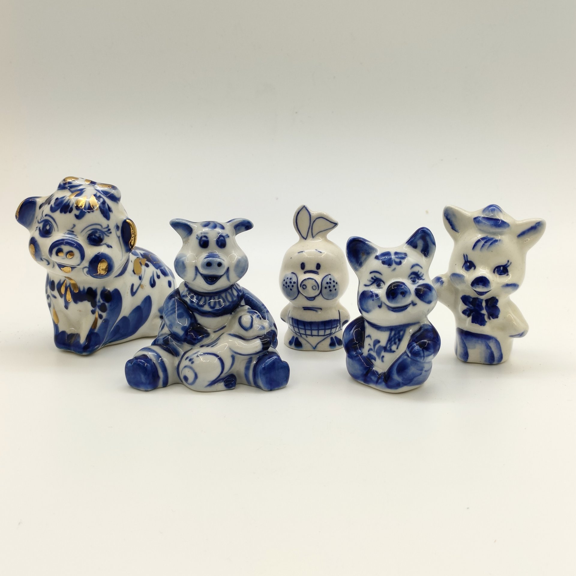 Набор из пяти статуэток "Хрюшки", Гжель, фарфор, роспись, золочение, Россия, 1980-2010 гг.