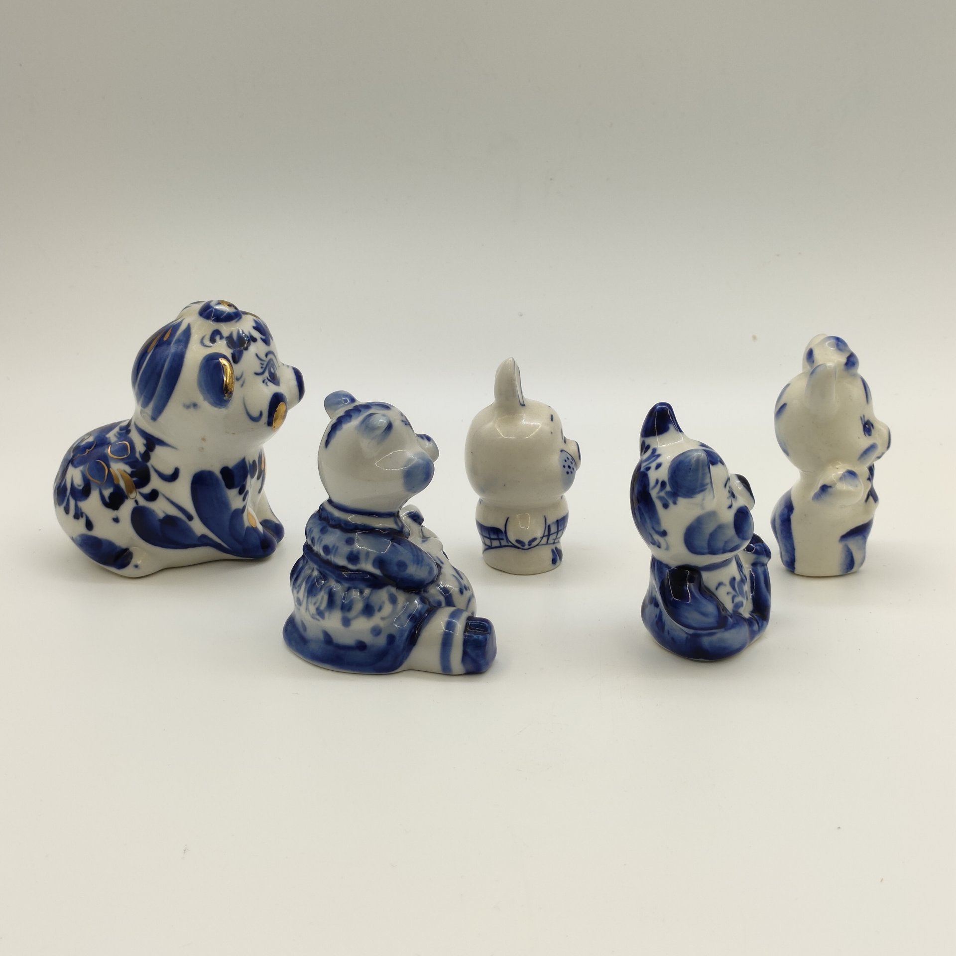 Набор из пяти статуэток "Хрюшки", Гжель, фарфор, роспись, золочение, Россия, 1980-2010 гг.