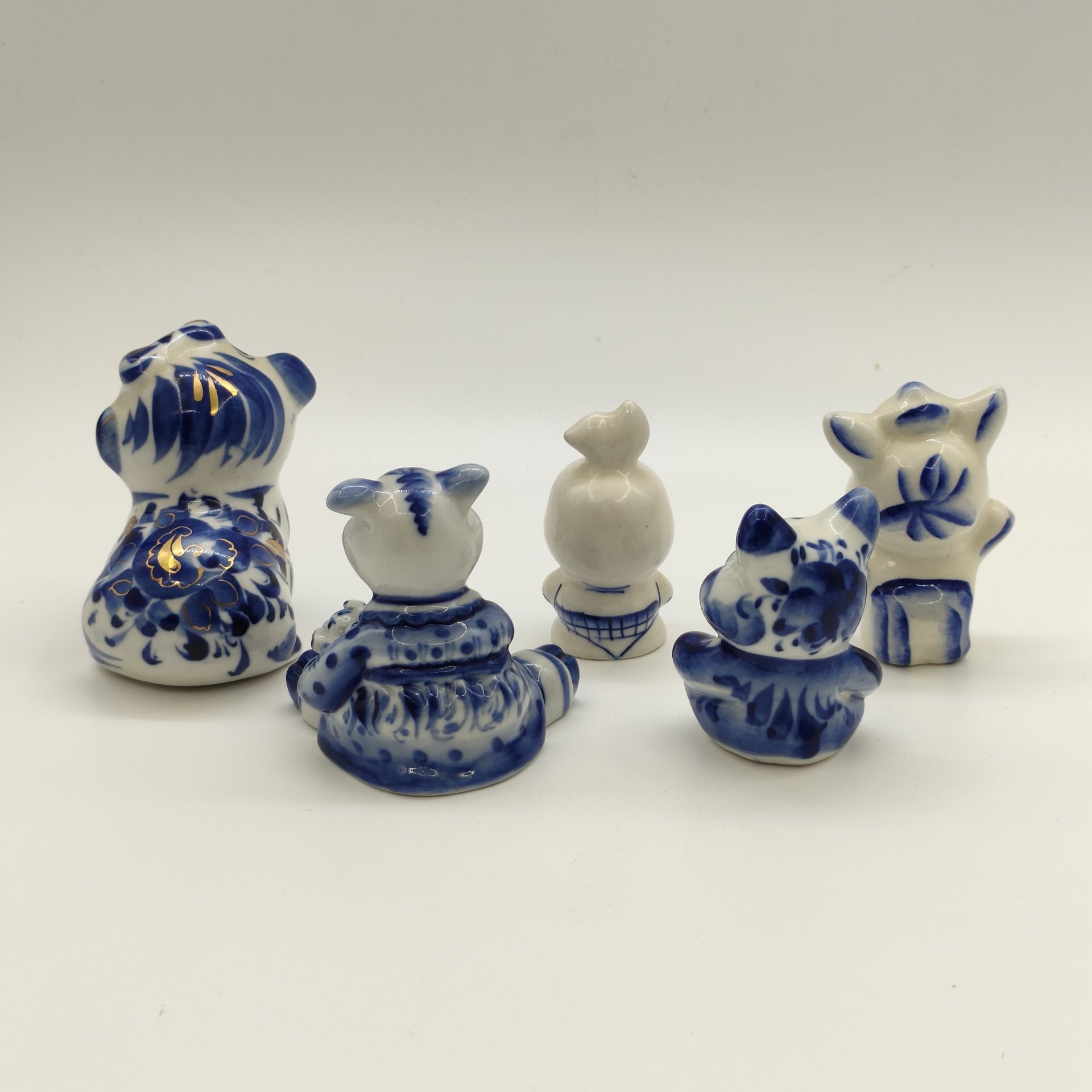 Набор из пяти статуэток "Хрюшки", Гжель, фарфор, роспись, золочение, Россия, 1980-2010 гг.