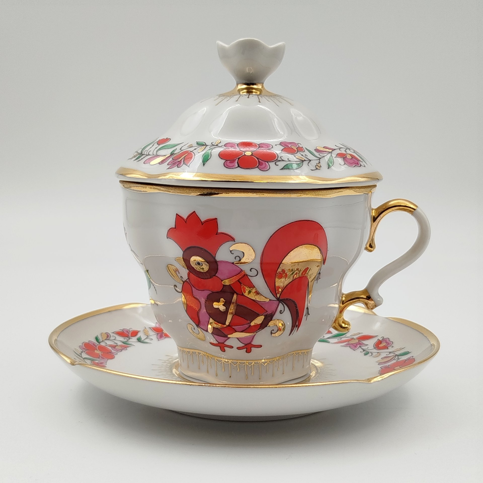 Пара чайная с крышкой "Сувенир" ("Красные петушки"), автор рисунка Воробьевский А.В., автор формы Яковлева С.Е., фарфор, деколь, золочение, Ленинградский фарфоровый завод (ЛФЗ), Российская Федерация, 1992-2001 гг.