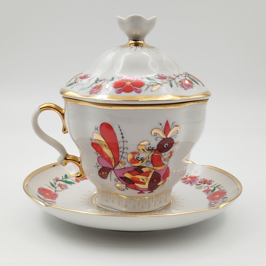 Пара чайная с крышкой "Сувенир" ("Красные петушки"), автор рисунка Воробьевский А.В., автор формы Яковлева С.Е., фарфор, деколь, золочение, Ленинградский фарфоровый завод (ЛФЗ), Российская Федерация, 1992-2001 гг.