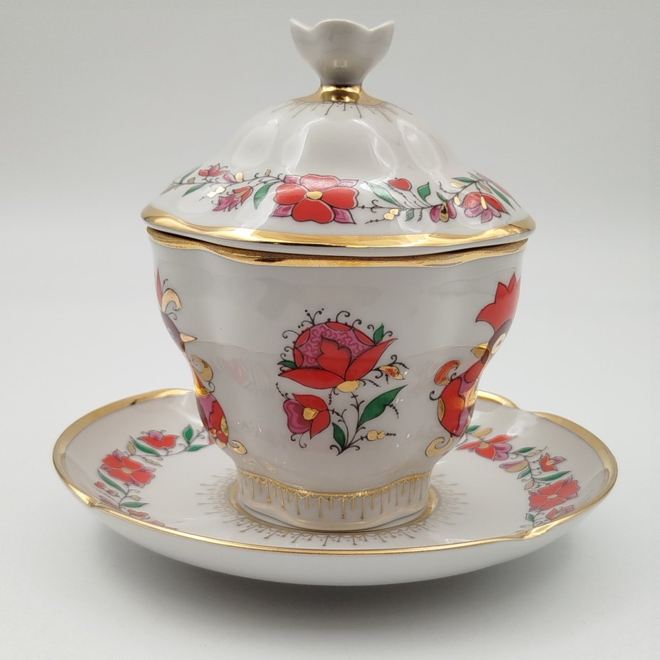 Пара чайная с крышкой "Сувенир" ("Красные петушки"), автор рисунка Воробьевский А.В., автор формы Яковлева С.Е., фарфор, деколь, золочение, Ленинградский фарфоровый завод (ЛФЗ), Российская Федерация, 1992-2001 гг.