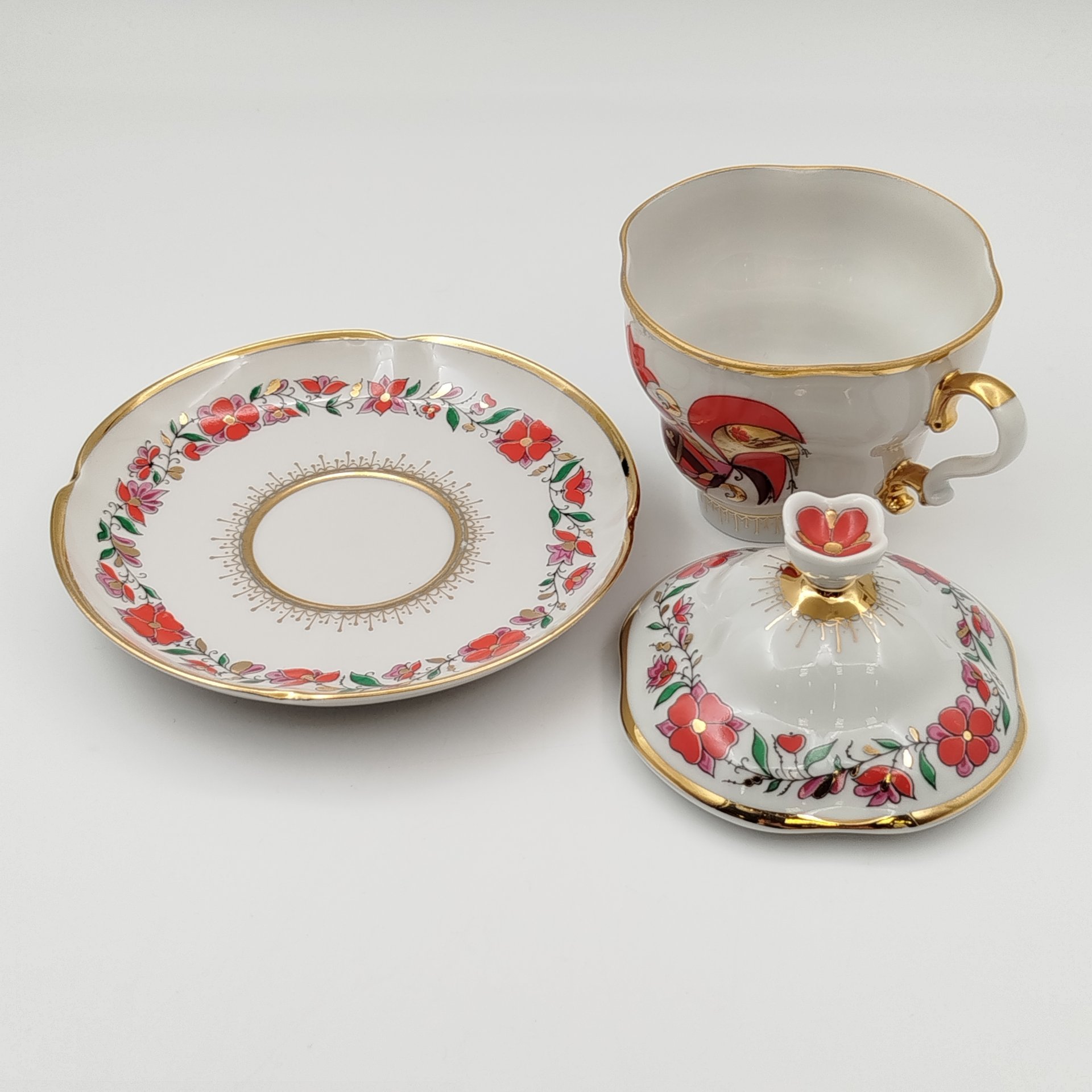 Пара чайная с крышкой "Сувенир" ("Красные петушки"), автор рисунка Воробьевский А.В., автор формы Яковлева С.Е., фарфор, деколь, золочение, Ленинградский фарфоровый завод (ЛФЗ), Российская Федерация, 1992-2001 гг.