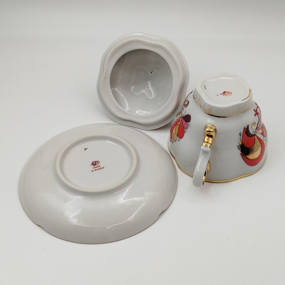 Пара чайная с крышкой "Сувенир" ("Красные петушки"), автор рисунка Воробьевский А.В., автор формы Яковлева С.Е., фарфор, деколь, золочение, Ленинградский фарфоровый завод (ЛФЗ), Российская Федерация, 1992-2001 гг.