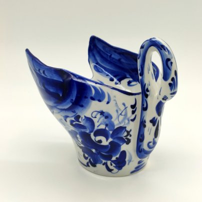 Конфетница "Лебедь", украшенная цветочным декором, фарфор, роспись, Шекма-Гжель (Шевлягинский завод специальной керамики), Российская Федерация, 1991-2015 гг.