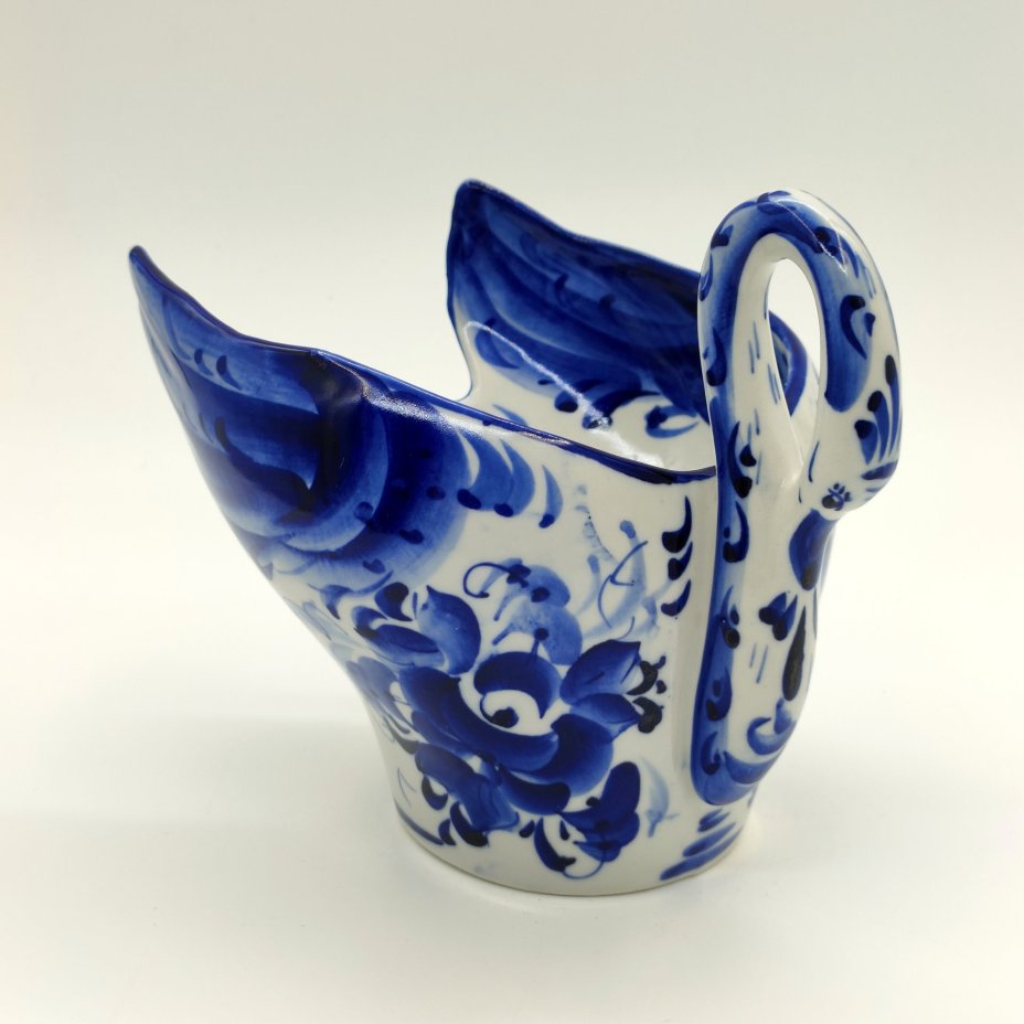 Конфетница "Лебедь", украшенная цветочным декором, фарфор, роспись, Шекма-Гжель (Шевлягинский завод специальной керамики), Российская Федерация, 1991-2015 гг.